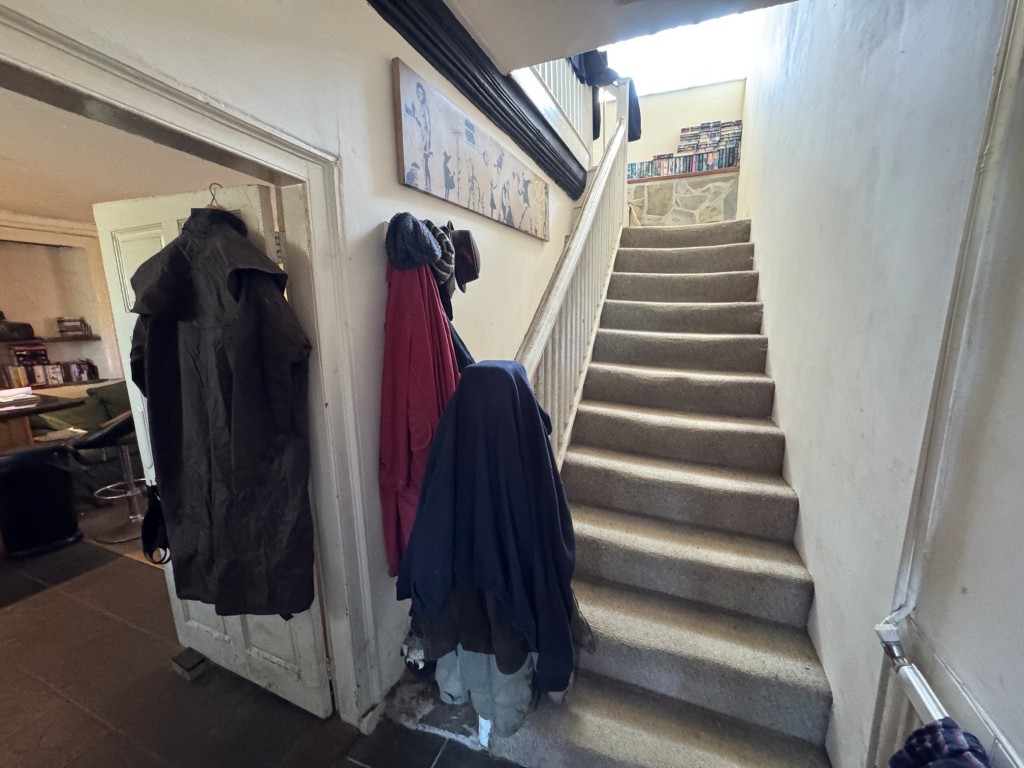 Lot: 222 - THREE-BEDROOM FARMHOUSE AND ATTACHED TWO-BEDROOM ANNEX - FREEHOLD INVESTMENT - The Annex - entrance hall